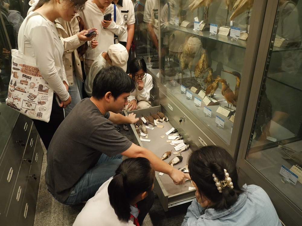 参观生物博物馆.jpg 参观生物博物馆.jpg